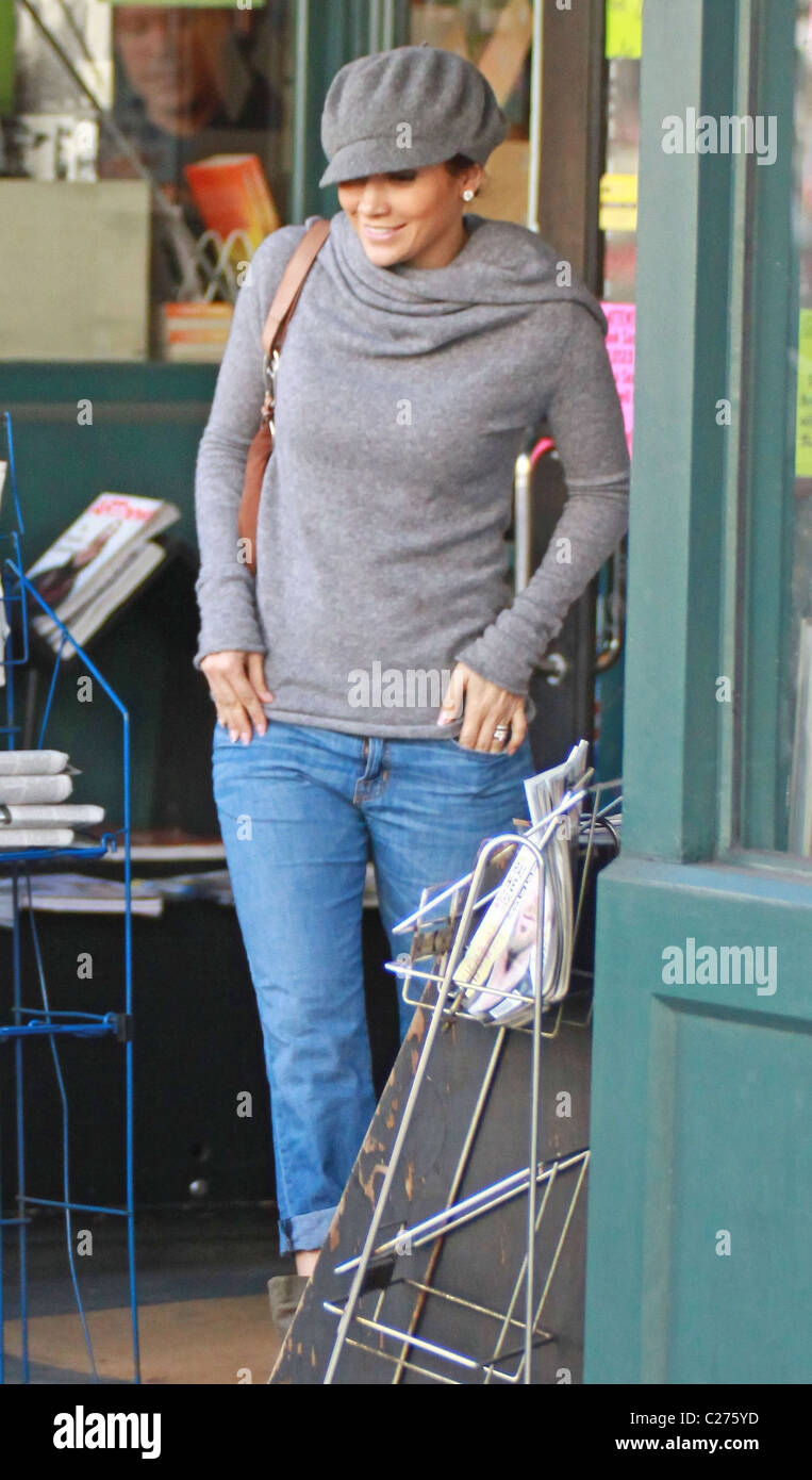 Jennifer Lopez verlassen Entensuppe Buchhandlung, tragen einen grauen Pullover und passender Schal und Mütze. Los Angeles, Kalifornien, USA- Stockfoto