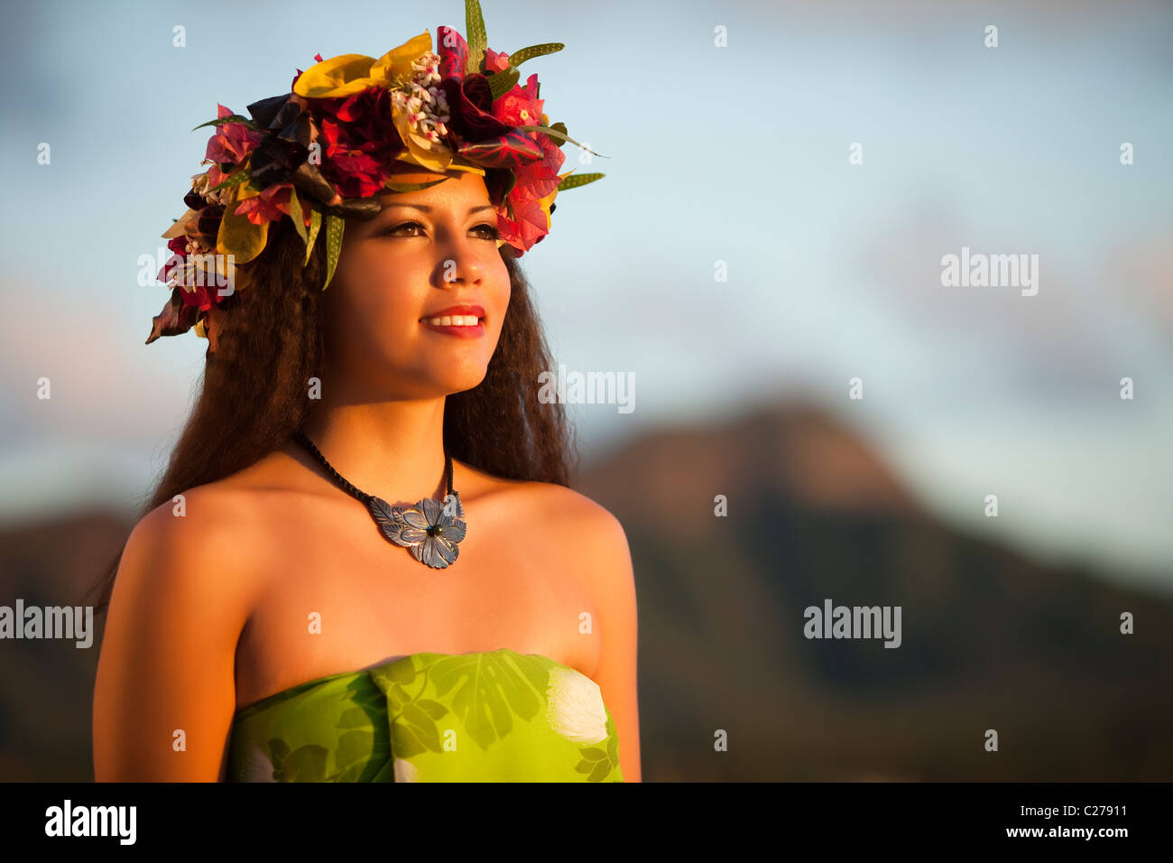 Alii Kai Hula Tänzer Posen am Strand von Waikiki mit Diamond Head im Hintergrund Stockfoto