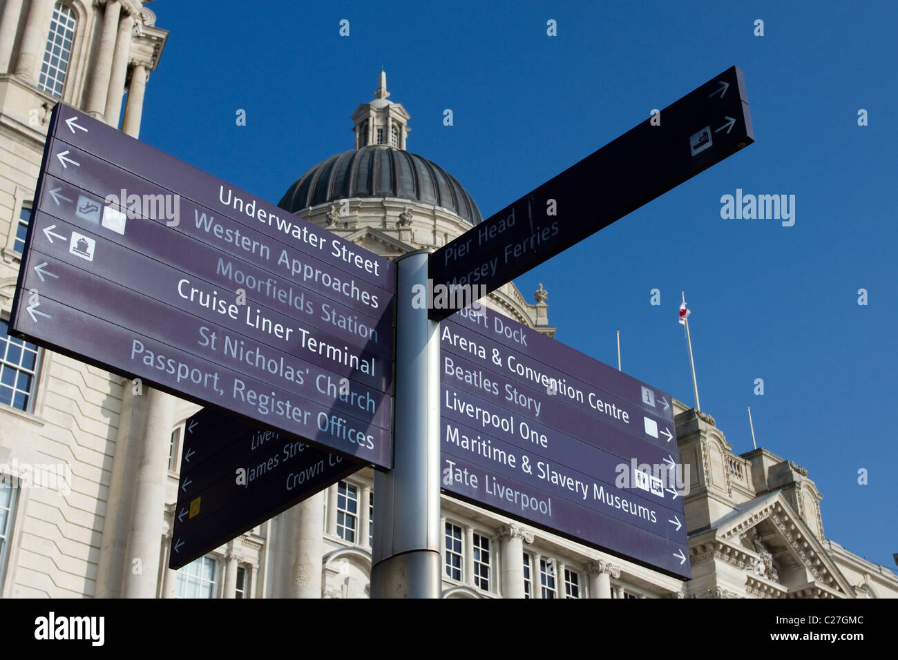 Straßenschild mit unterschiedlichen Zielen. Vier Richtungstasten, Pier Head touristische Wegweiser, und der Hafen von Liverpool, Liverpool, Merseyside, UK Stockfoto