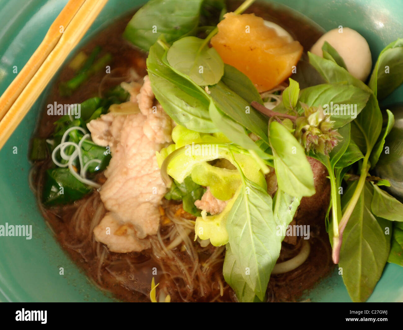 Glas sich mit geschnittenem Schweinefleisch und Salat, Thai Street Food, Bangkok, thailand Stockfoto