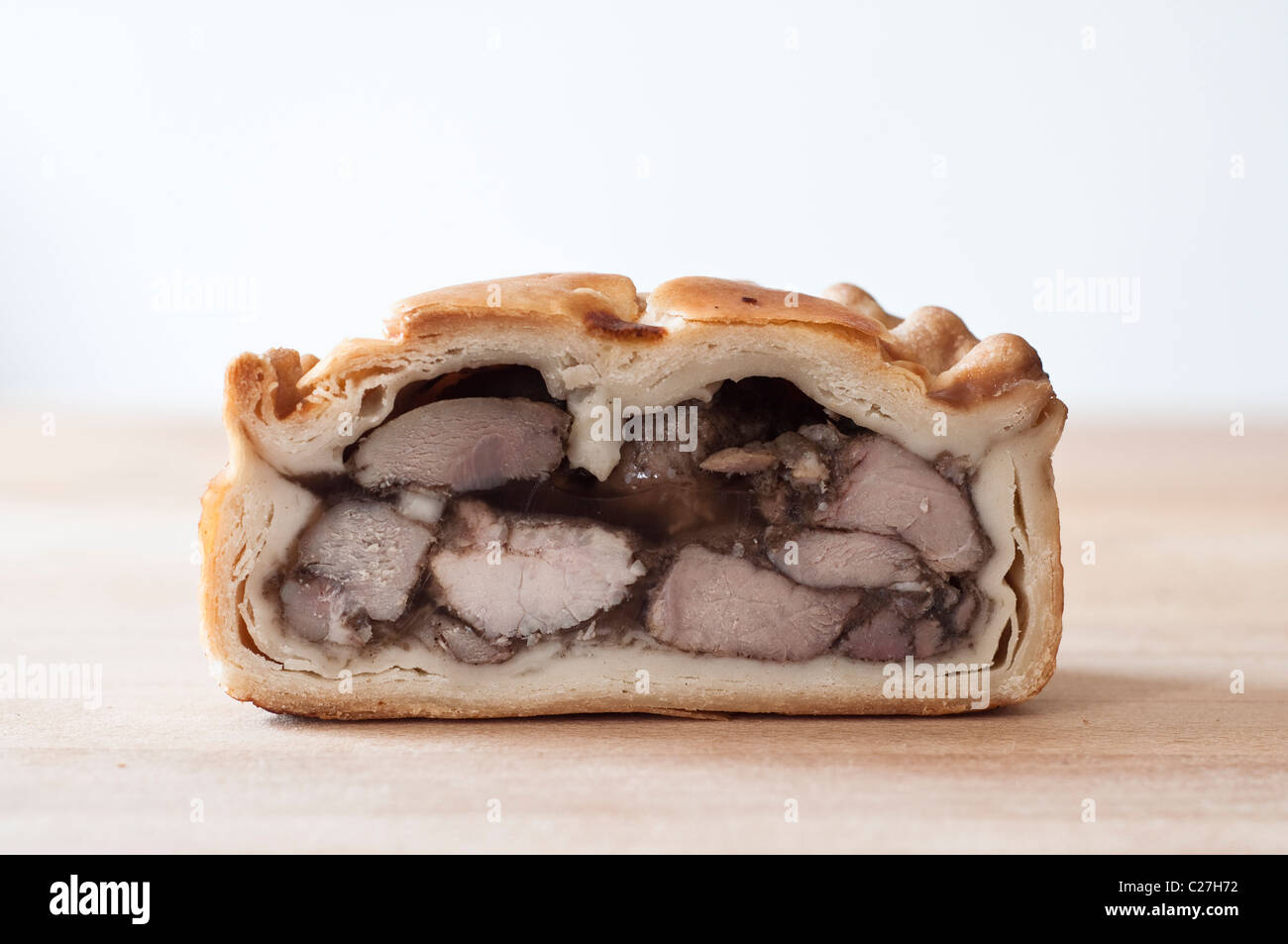 Einen Querschnitt von einer seltenen Rasse Pork Pie gemacht durch die berühmte Bothams-Bäckerei in Whitby, Yorkshire, Großbritannien. Stockfoto