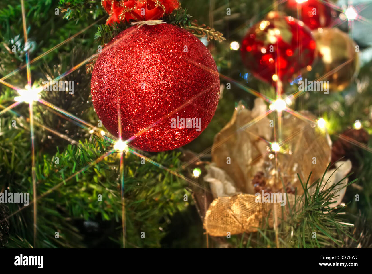 Christbaumkugel und Engel Stockfoto