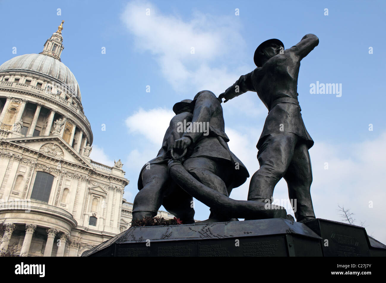 Nationalen Feuerwehr Memorial, Predigt Lane, mit St Pauls Cathedral darüber hinaus, City of London, England, Vereinigtes Königreich Stockfoto