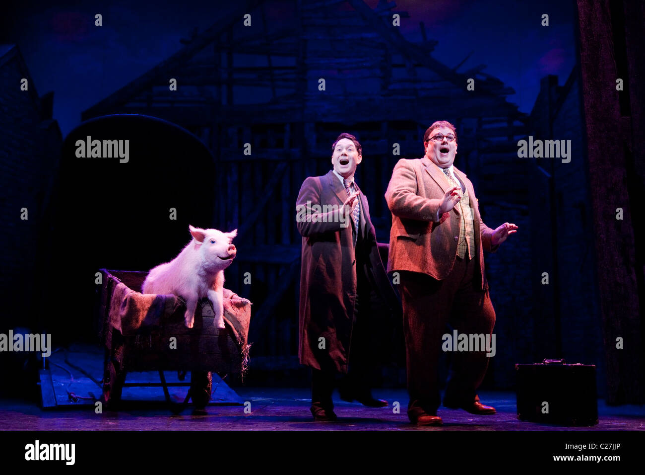 Reece Shearsmith und Jack Edwards in der Musical-Komödie Betty Blue Eyes am Novello Theatre Stockfoto