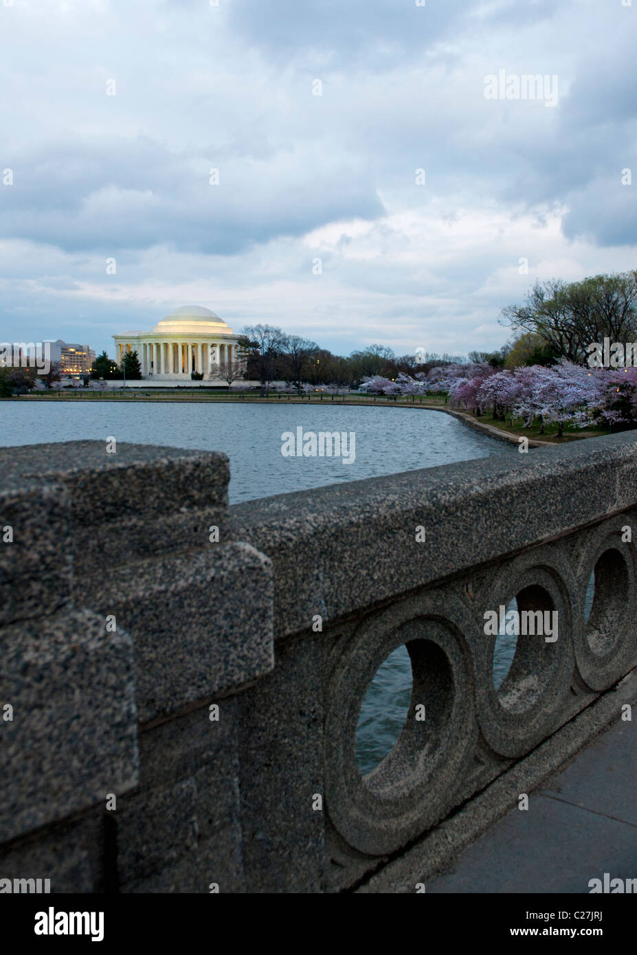 Das Jefferson Memorial und Kirschblüten am Ufer des Washington DC Gezeiten-Bassin mit einer Brücke im Vordergrund. Stockfoto