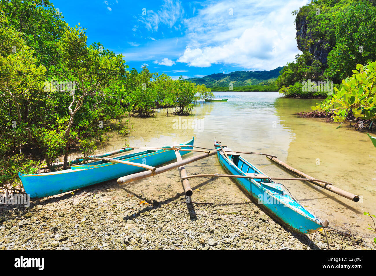 Traditionelle philippinische Boot in der tropischen Lagune Stockfoto