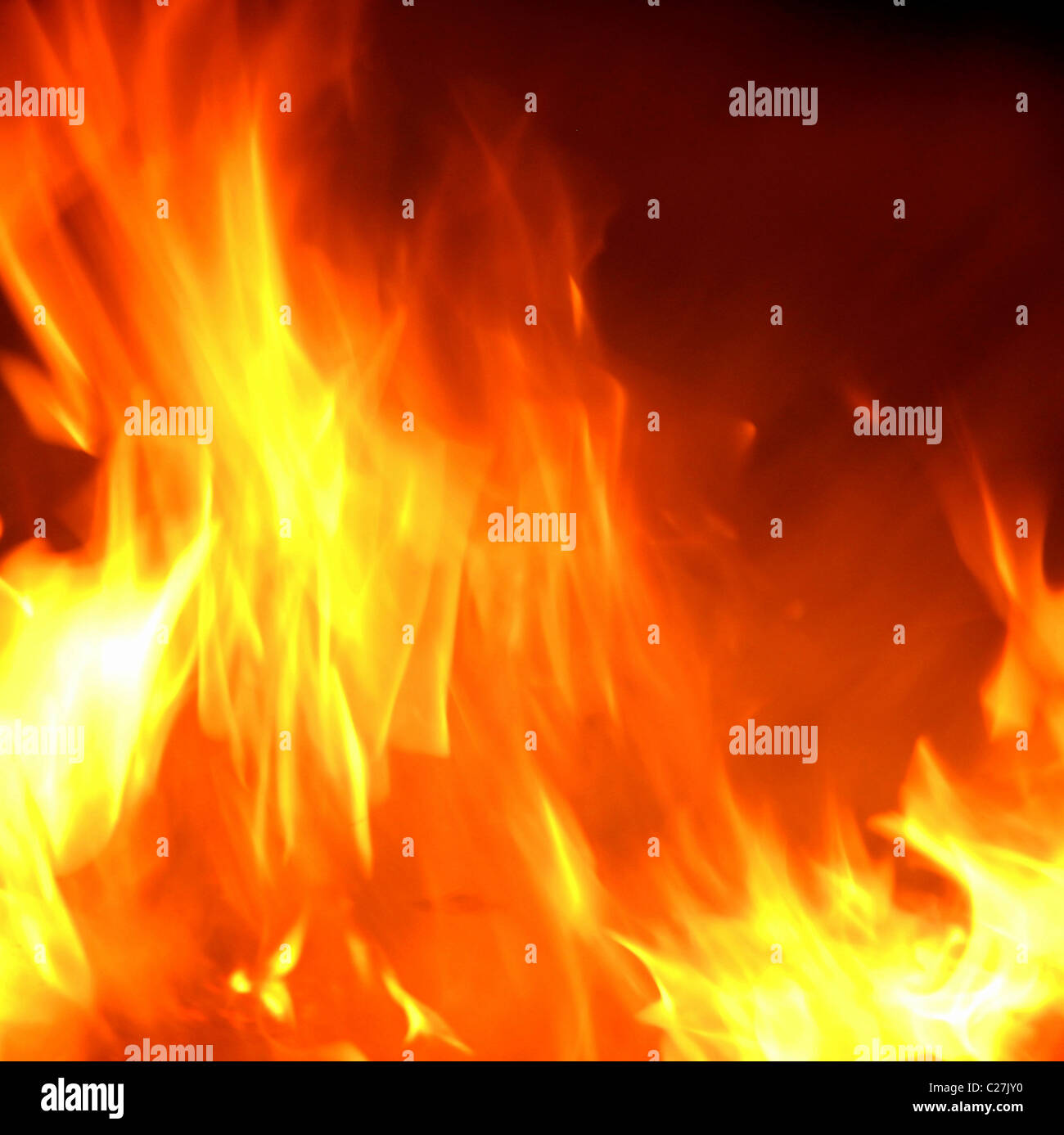 Flammen aus einem brennenden Inferno. Heißen Leuchtkörper in Flackern kommt brennendes Gas strömt aus der Verbrennung von Material. Stockfoto
