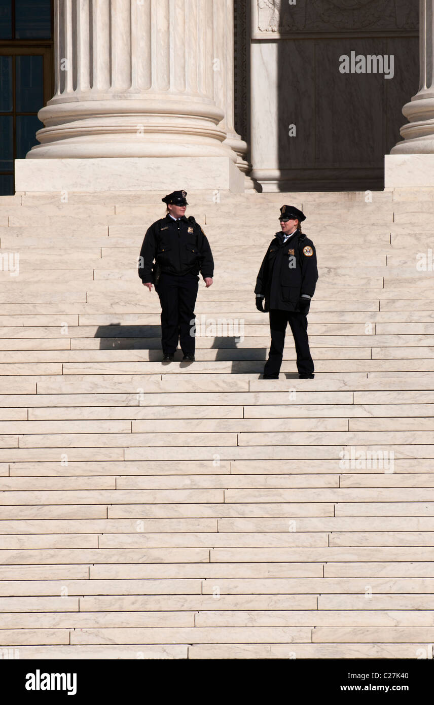 Zwei weibliche Capitol Polizisten auf der Treppe am Obersten Gerichtshof Stockfoto