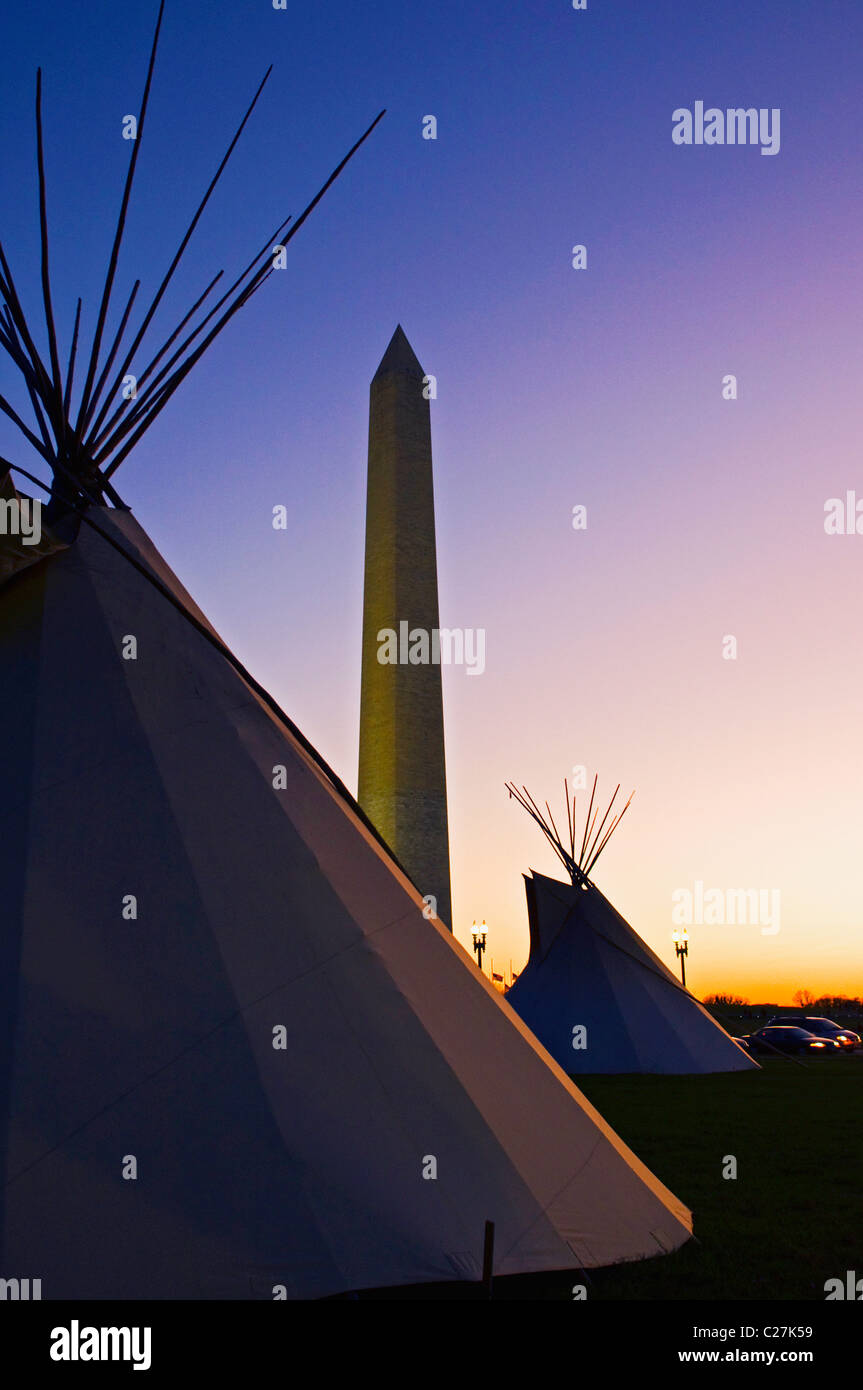 Das Washington Monument bei Sonnenuntergang mit indianischen Tipi im Vordergrund Stockfoto