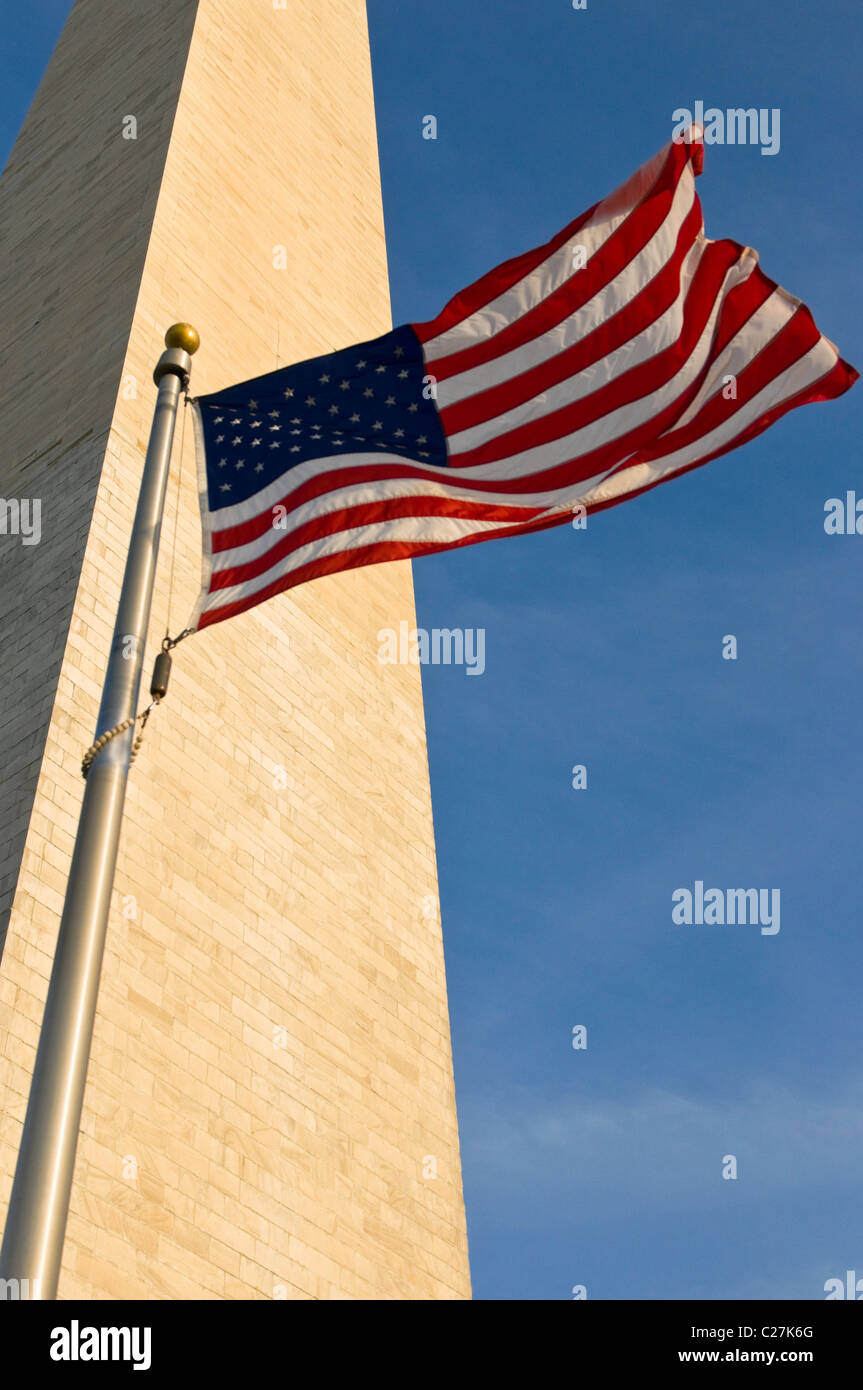 US-Flagge am Washington Monument Stockfoto