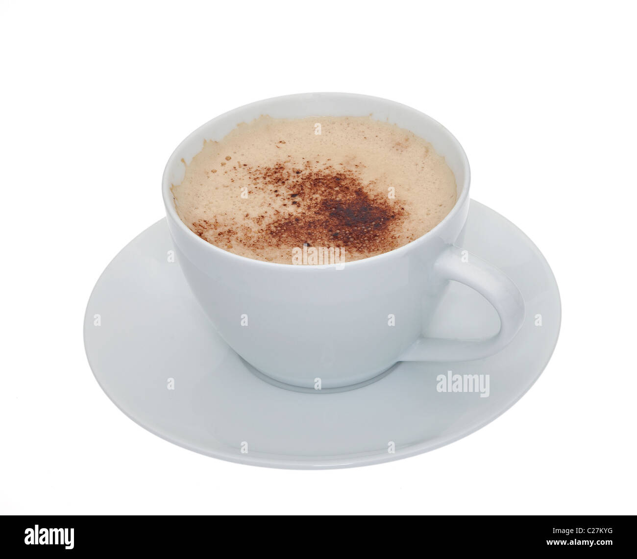 Eine Tasse schaumig Kaffee in eine weiße Tasse mit Untertasse vor einem weißen Hintergrund isoliert Stockfoto