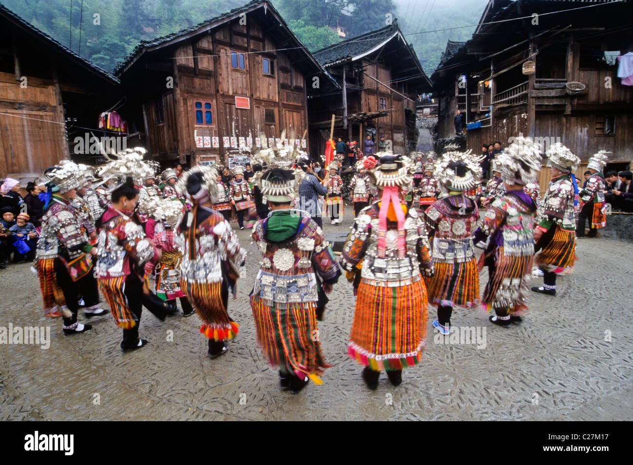 Kurz-Rock Miao Leute Festival Kleid tanzen, Datang, Guizhou, China Stockfoto