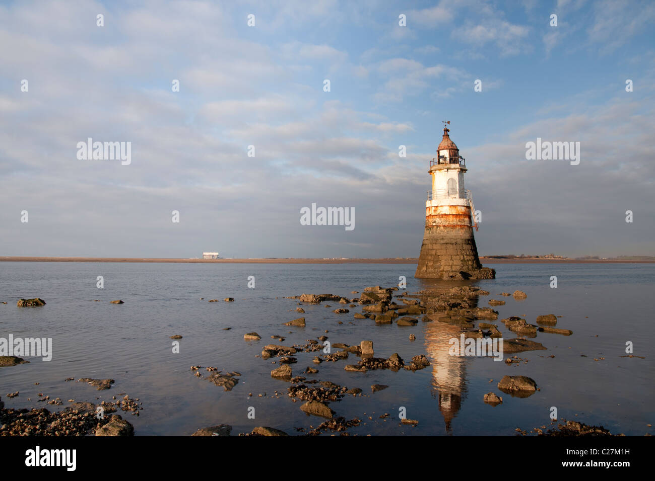 Regenpfeifer 2 Leuchtturm in Morecambe Bay mit Heysham Kernkraftwerk in der Ferne Stockfoto
