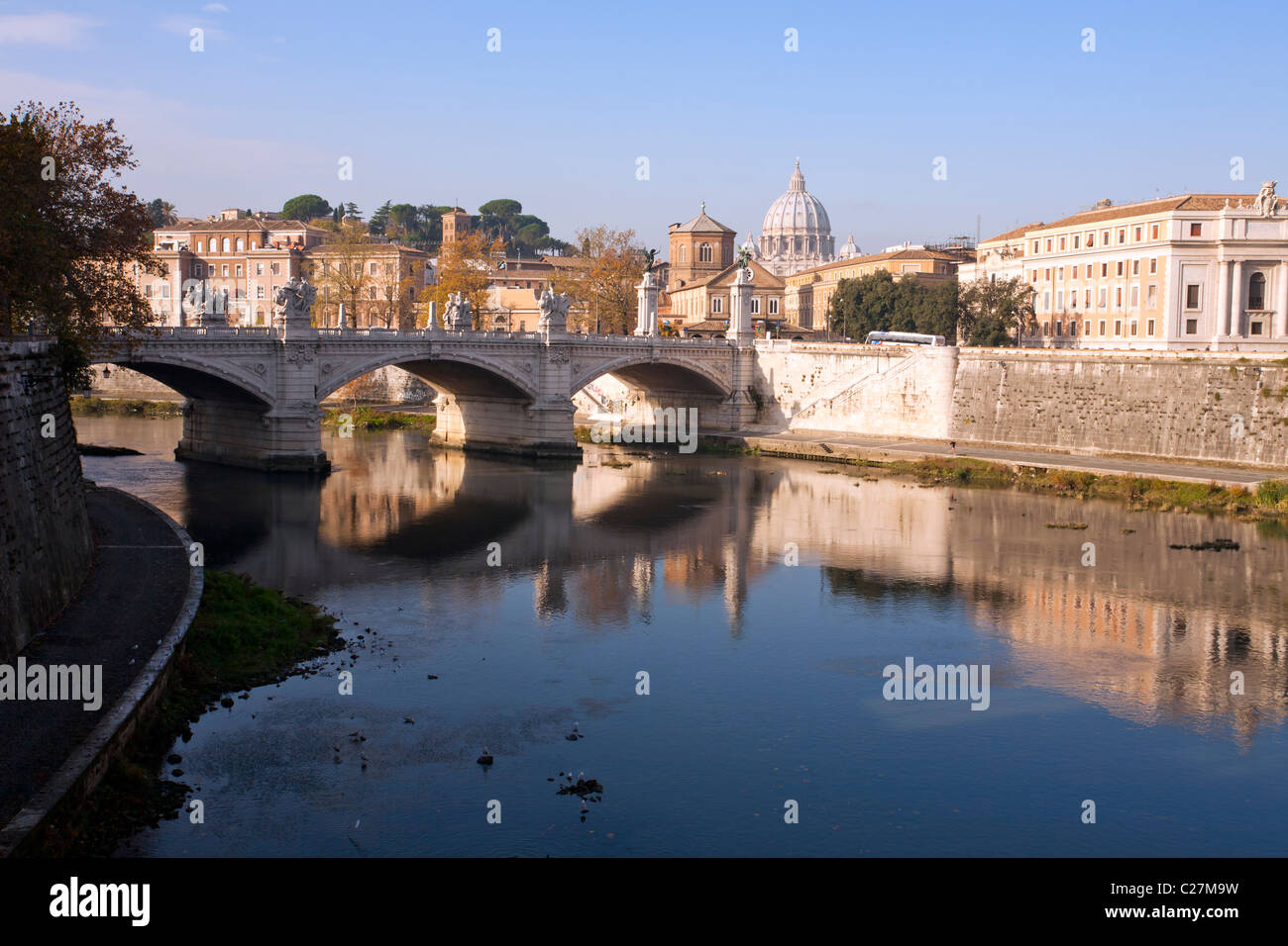 Flusses Tiber und Ponte Vittorio Emanuele II, Rom, Italien Stockfoto