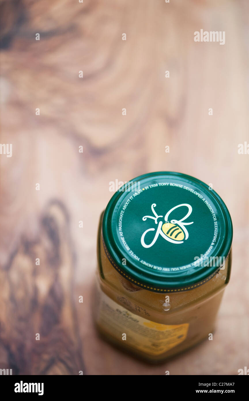 Rowes reinen Naturhonig Jar auf Oliven Holz Brett Stockfoto