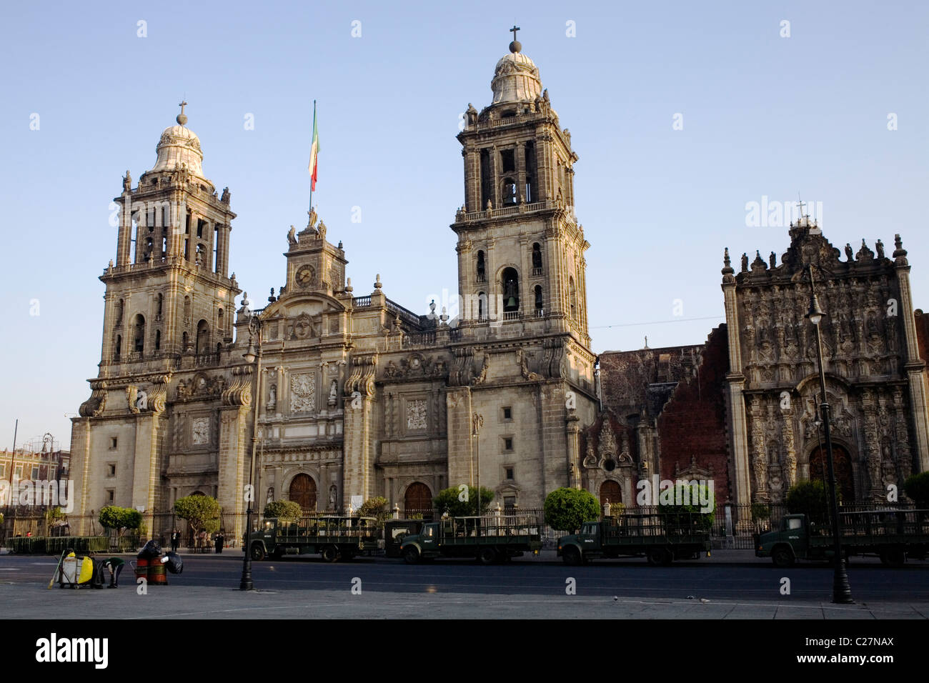 Die Metropolitan-Kathedrale Mariä Himmelfahrt Mariens auf dem Zocalo, Mexiko-Stadt. Stockfoto