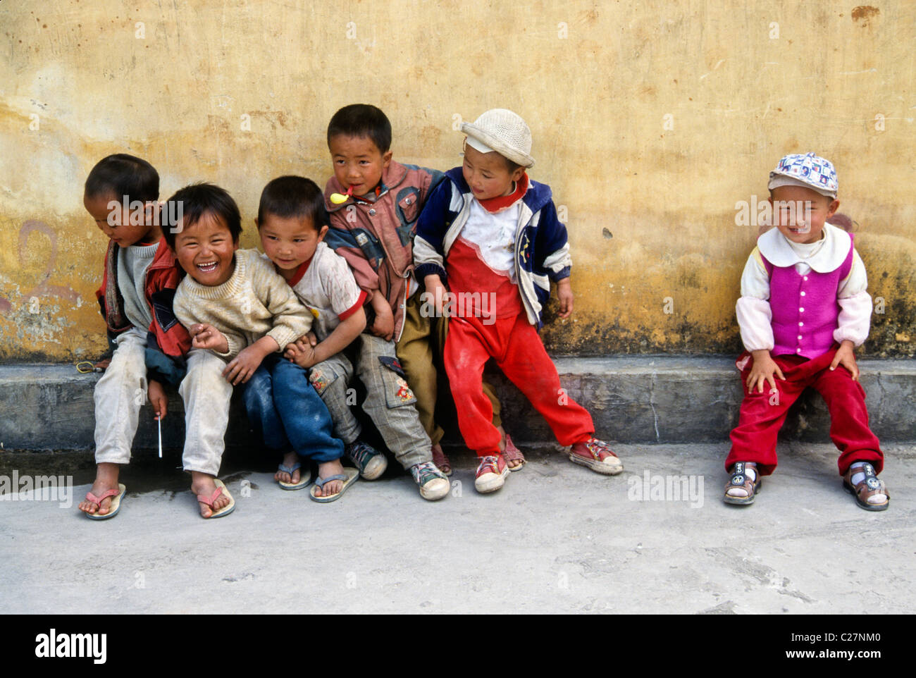 Kleine Jungs albern, Liuyi, Yunnan, China Stockfoto