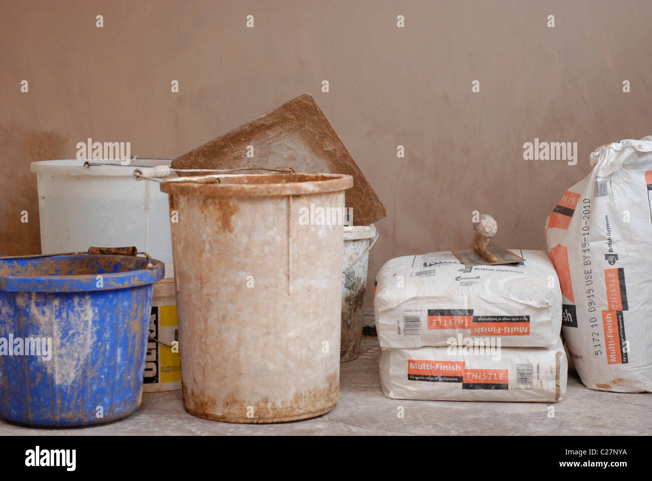 Putzer Werkzeuge und Materialien gegen eine frisch verputzte Wand  Stockfotografie - Alamy