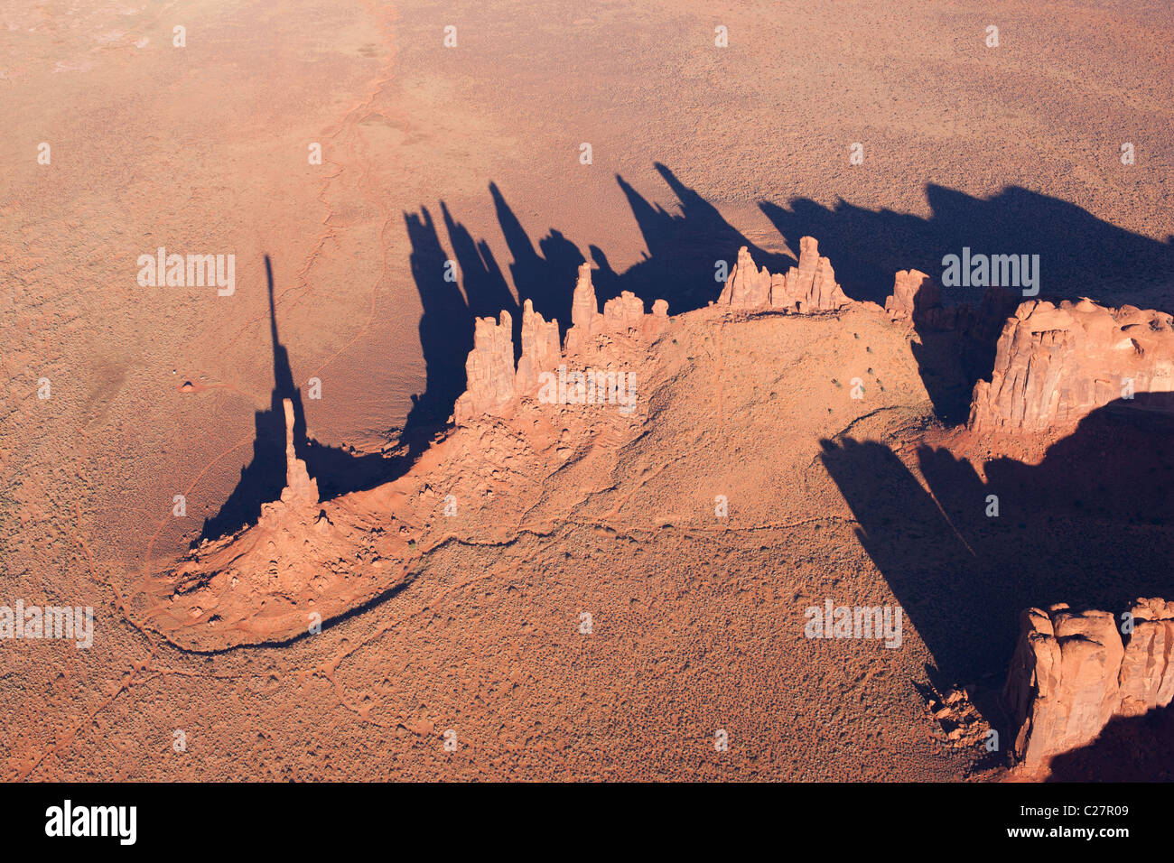 LUFTAUFNAHME. Rote Sandsteinfelsen des Totem Pole (links) und des Yei Bi Chei im Monument Valley. Navajo Indian Land, Arizona / Utah, USA. Stockfoto
