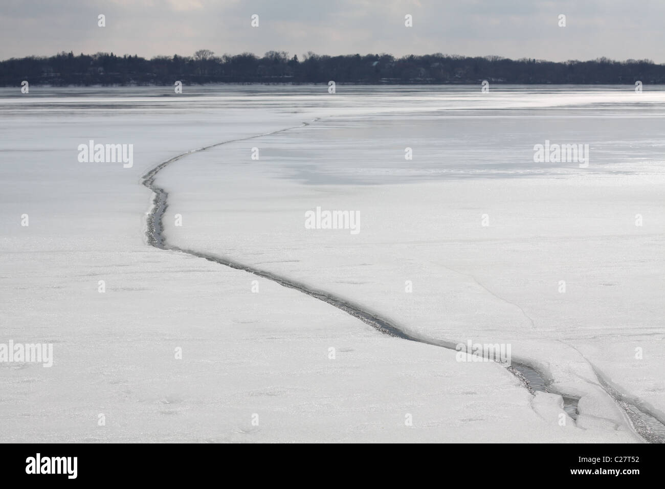 Eine Spaltung in einem zugefrorenen See. Stockfoto