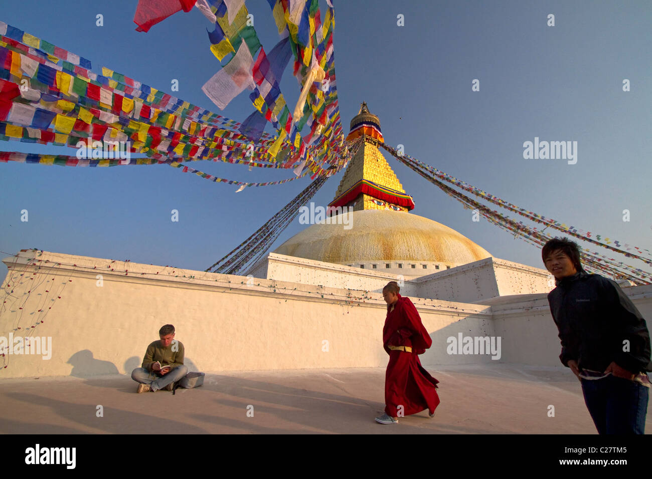 Mönche, Touristen und Einheimischen zu Fuß im Uhrzeigersinn Bodhnath buddhistischen Tempel. Kathmandu, Nepal Stockfoto