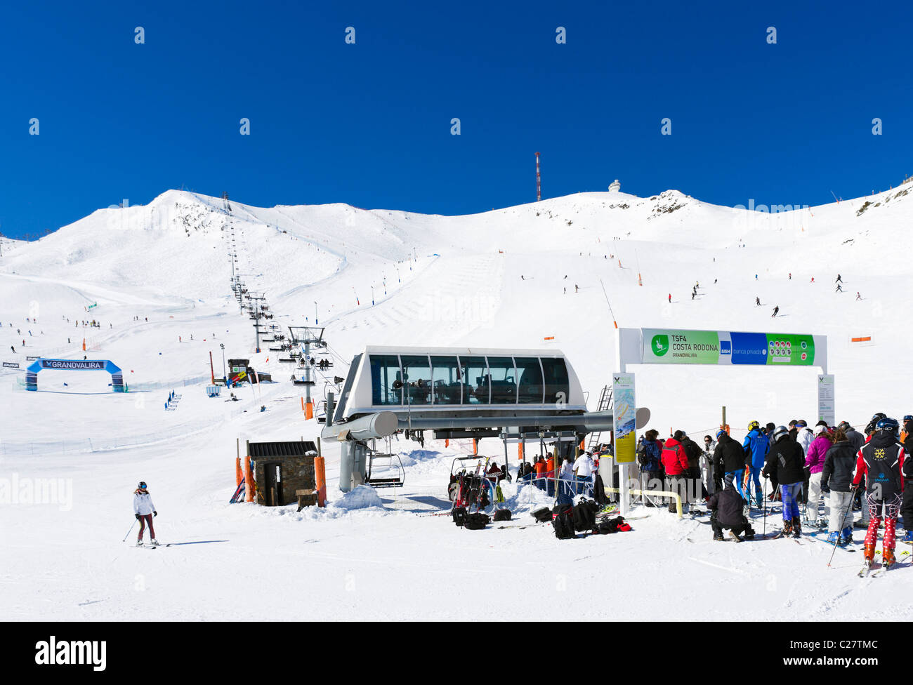 Pisten und Sessellift auf Costa Rodona, Pas De La Casa in Grandvalira Ski Area, Andorra Stockfoto