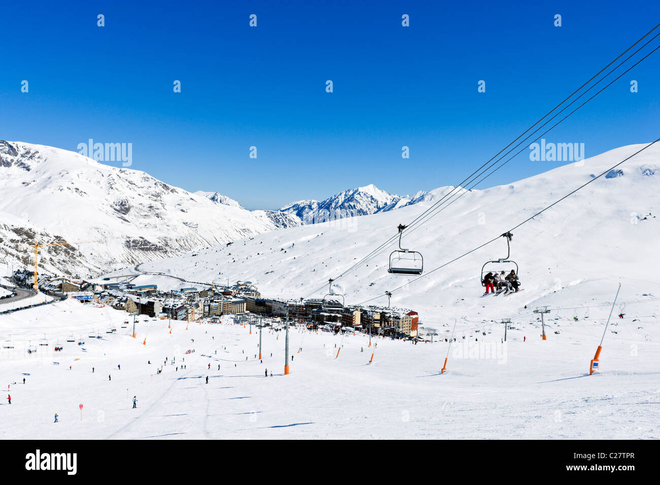 Sessellift und Blick über das Resort im Zentrum von Costa Rodona, Pas De La Casa, Skigebiet Grandvalira, Andorra Stockfoto