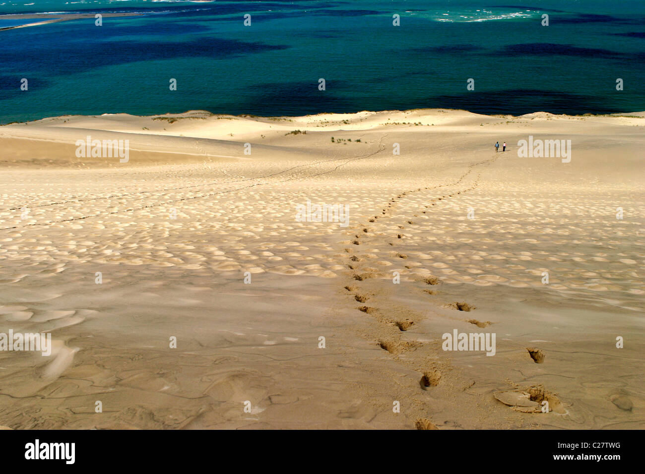 zwei Personen zu Fuß in Richtung Meer von Dune du Pilat Arcachon France.copy space.landscape Format. Stockfoto