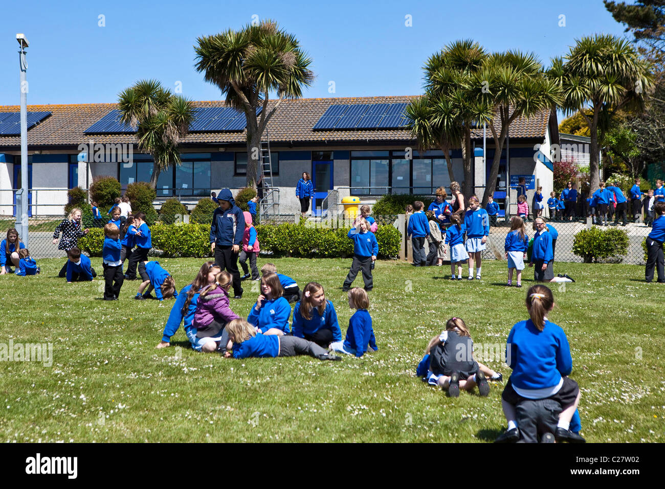 Grundschulkinder spielen auf dem Spielplatz der Schule am Spielzeit. Stockfoto