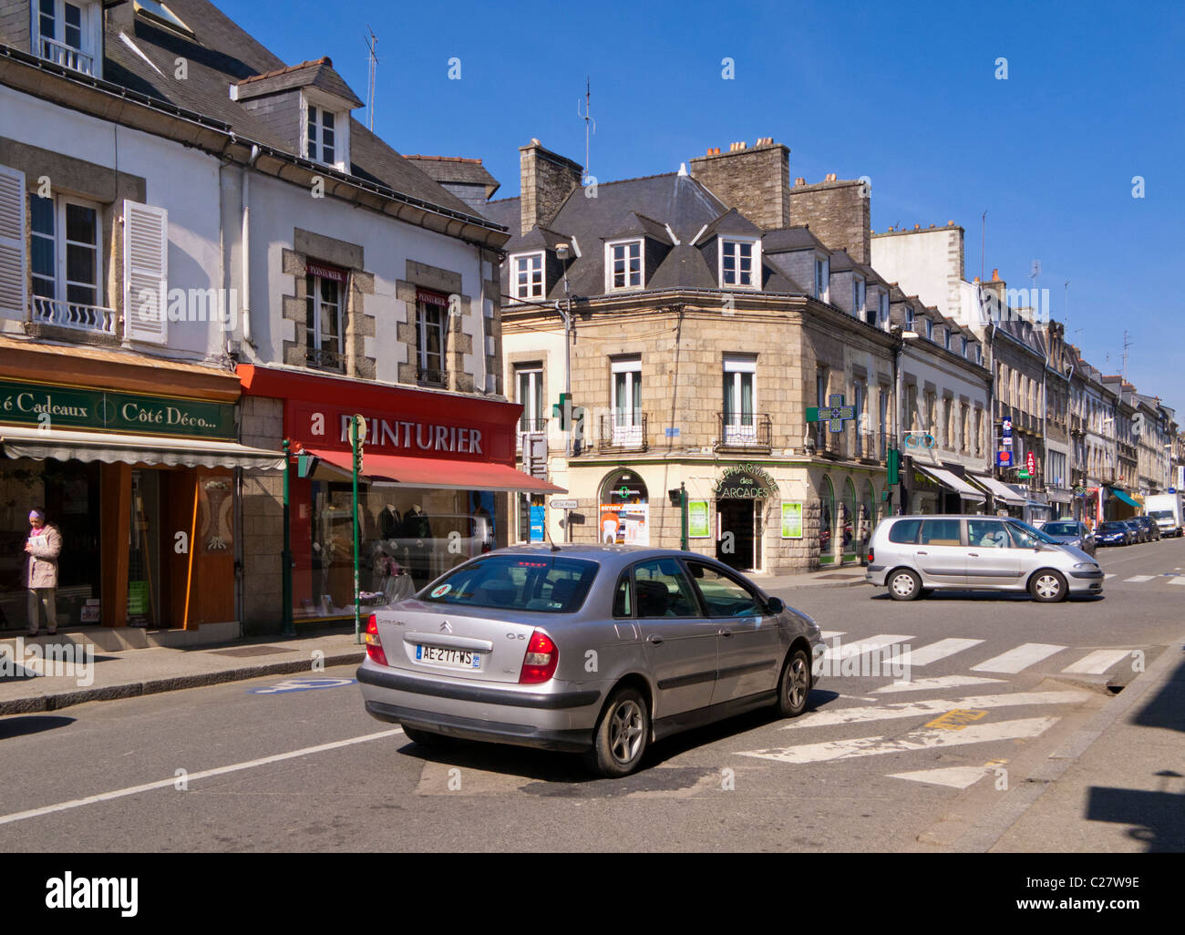 Shopping Street und Road Junction, Pontivy, Morbihan, Bretagne, Frankreich, Europa Stockfoto