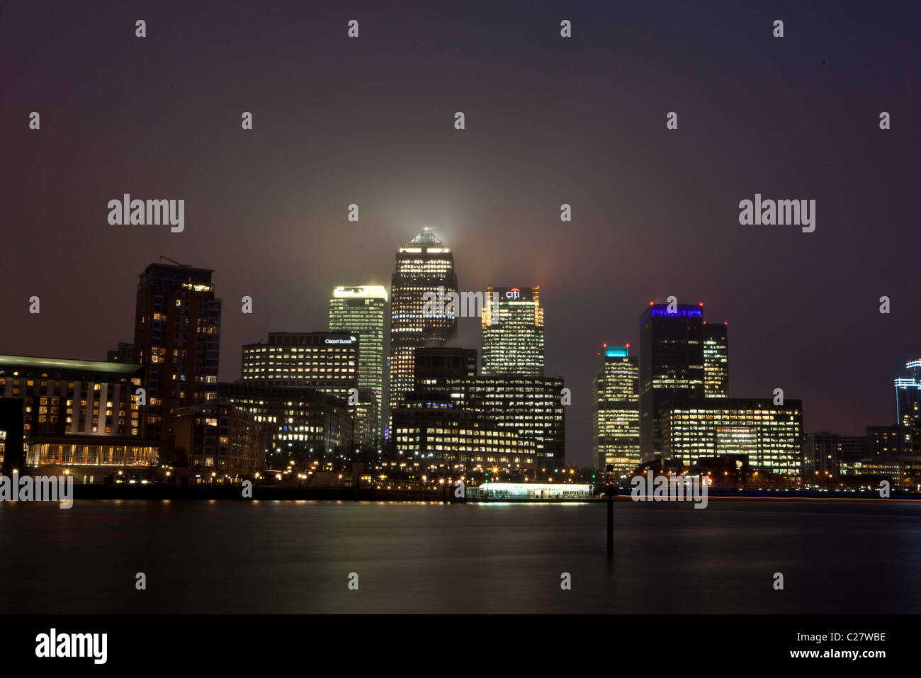 Docklands. Canary Wharf beleuchtet in der Nacht, London. Dies ist eines der Londoner Banken- und Geschäftsviertels. Stockfoto