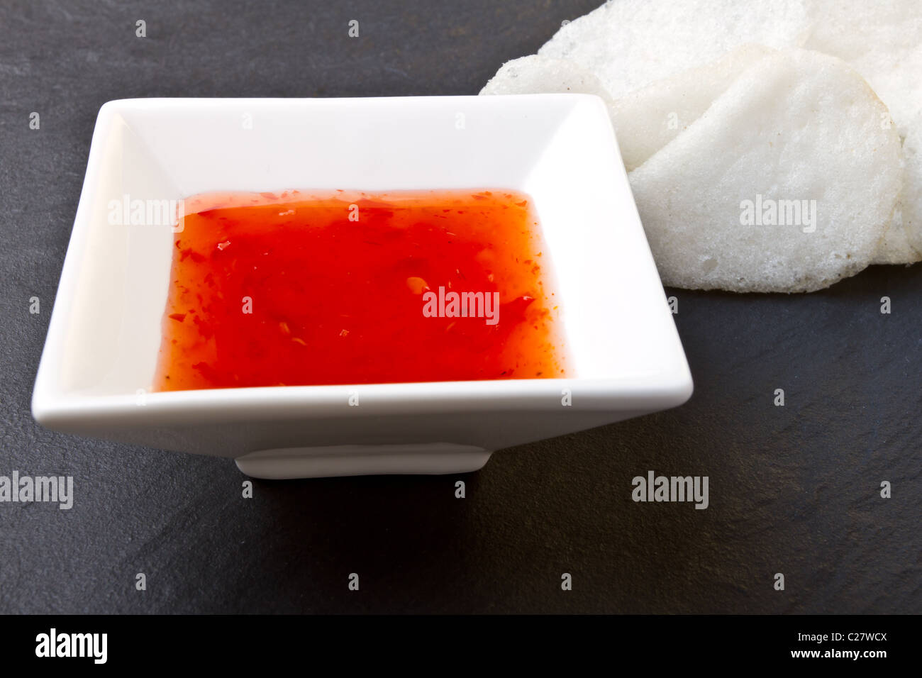 Garnelen-Cracker auch bekannt als chinesische Cracker mit sweet Chili Dip-Sauce. Stockfoto