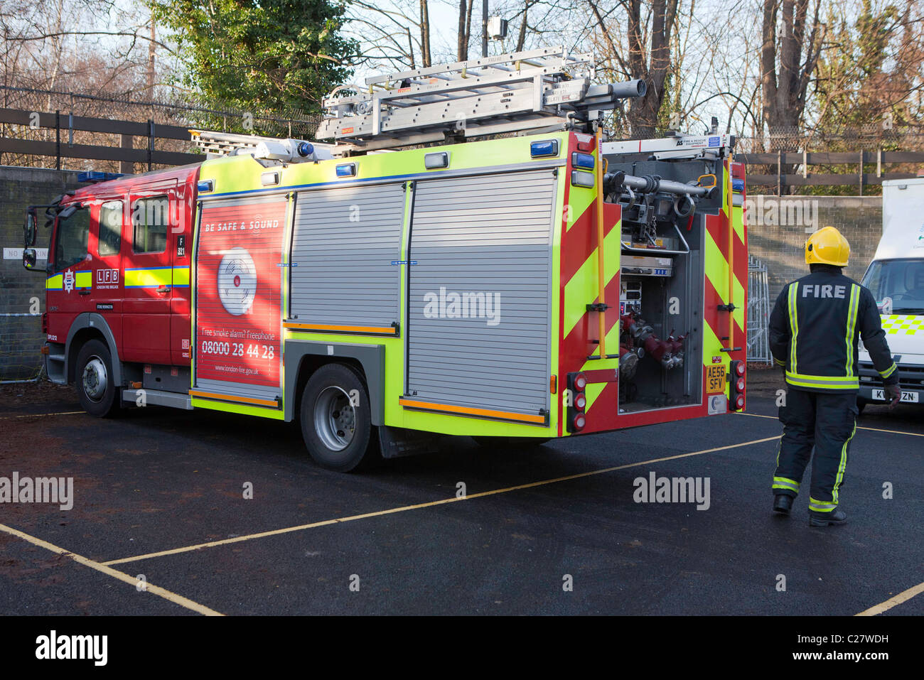 Londoner Feuerwehr, Bahnhof Trainingseinheit. Eine Feuerwehr mit dem Feuerwehrauto. Stockfoto