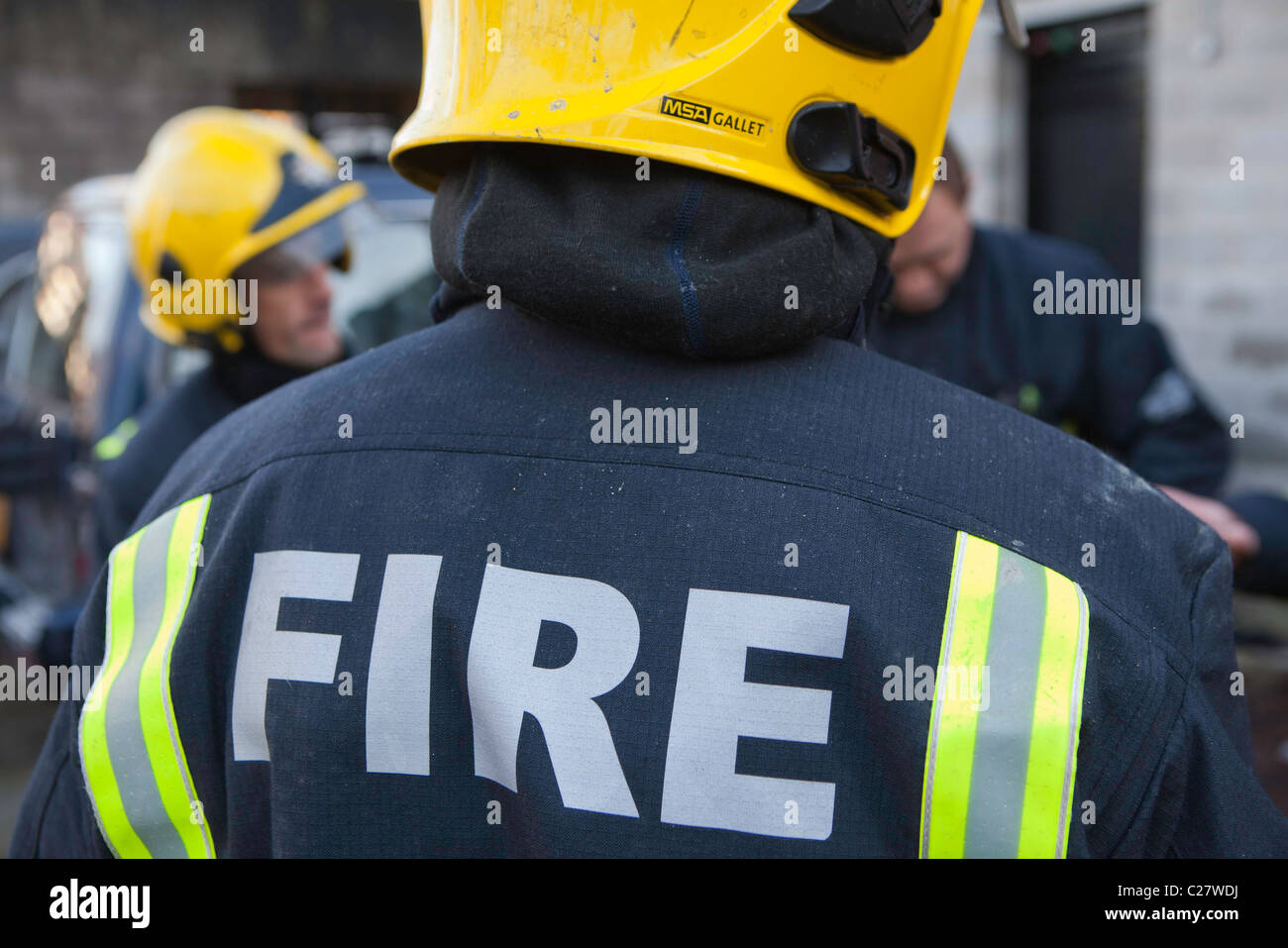 Londoner Feuerwehr Feuerwehrmann besprechen Taktiken, bevor die Simulation stattfindet. Stockfoto