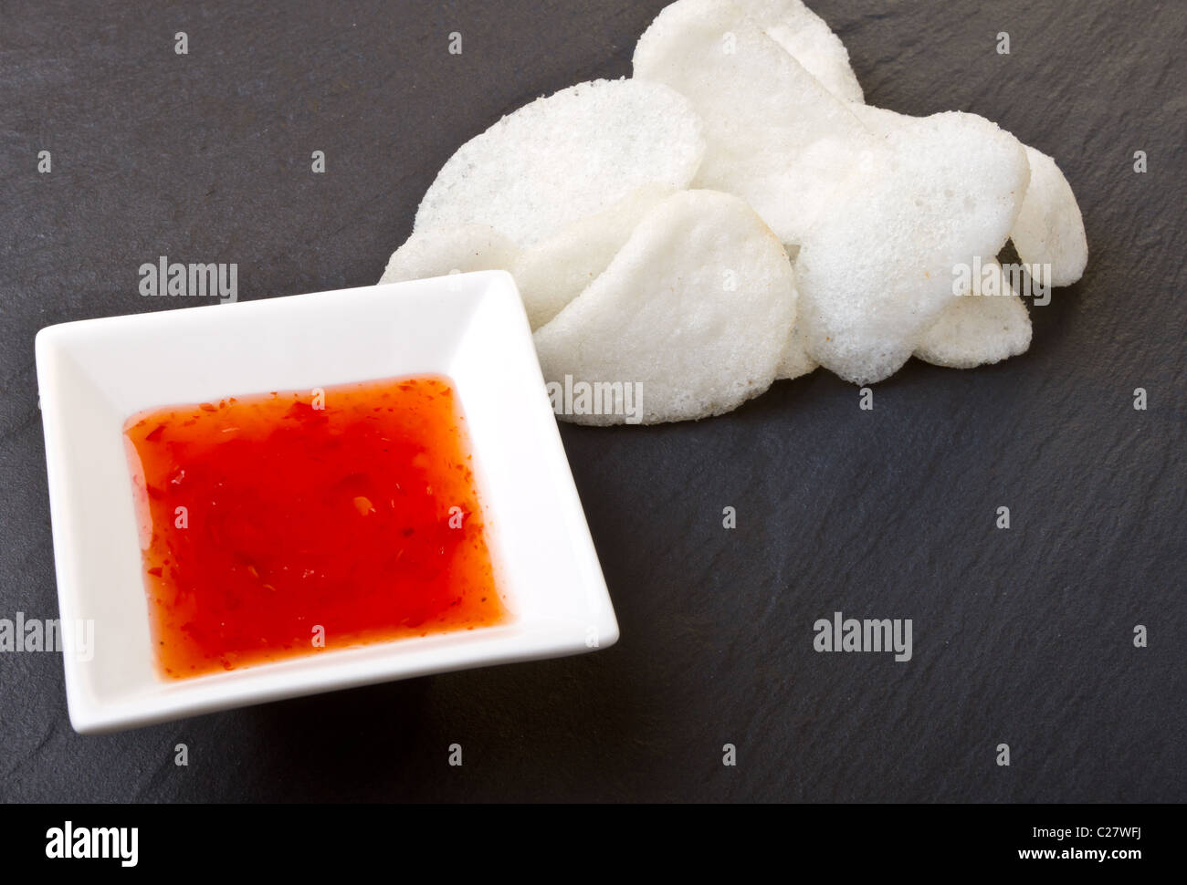 Garnelen-Cracker auch bekannt als chinesische Cracker mit sweet Chili Dip-Sauce. Stockfoto