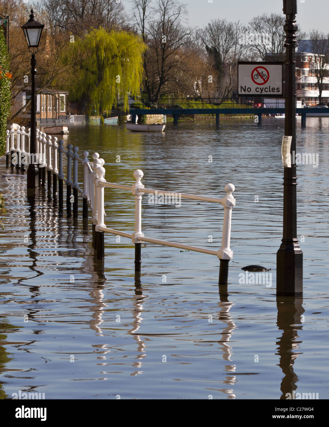 Überfluteten Leinpfad außerhalb der Stadt Barge-Kneipe im Strang-on-the-Green, Chiswick, bei Flut in der Nähe der Frühlings-Tagundnachtgleiche Stockfoto