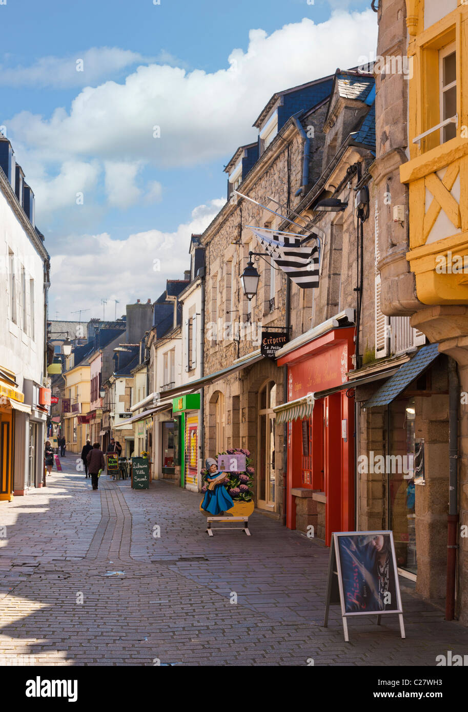 Alte mittelalterliche Straße mit Läden und Geschäften Pontivy, Morbihan, Bretagne, Frankreich, Europa Stockfoto