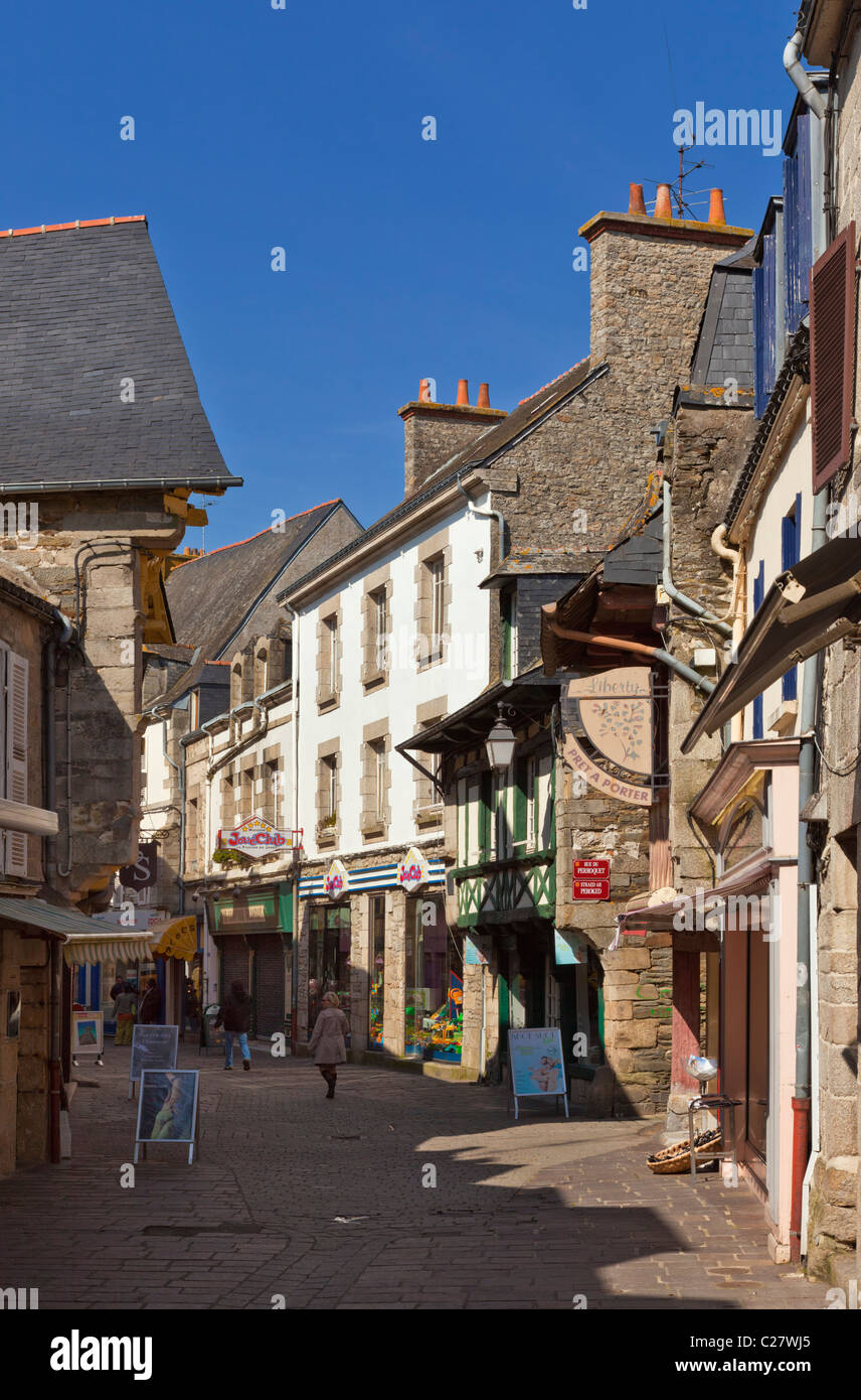 Alte mittelalterliche Straße mit Läden und Geschäften Pontivy, Morbihan, Bretagne, Frankreich, Europa Stockfoto