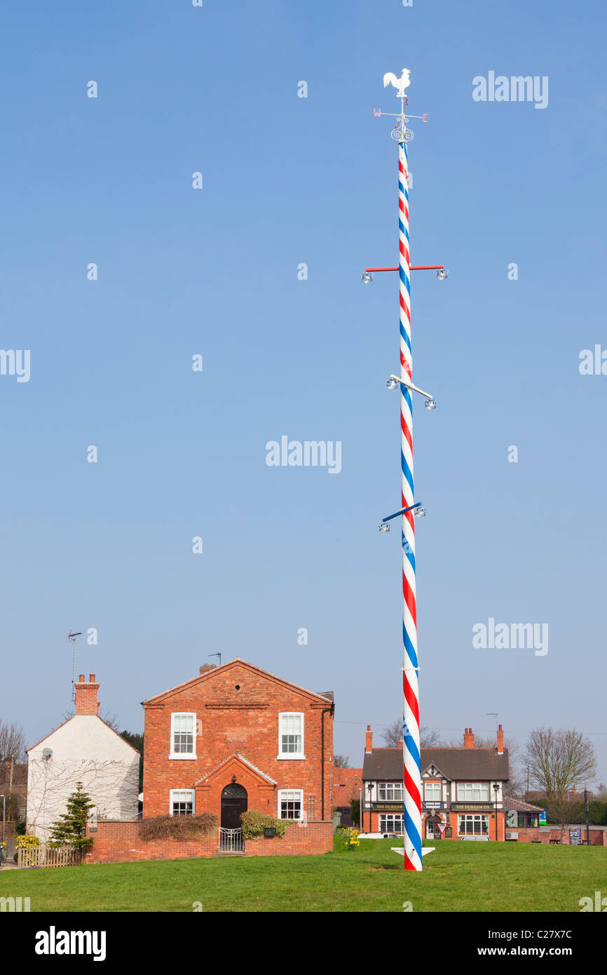 Neuen gestreiften Maibaum auf dem Dorfplatz grün Wellow Nottinghamshire England GB UK EU Europa Stockfoto