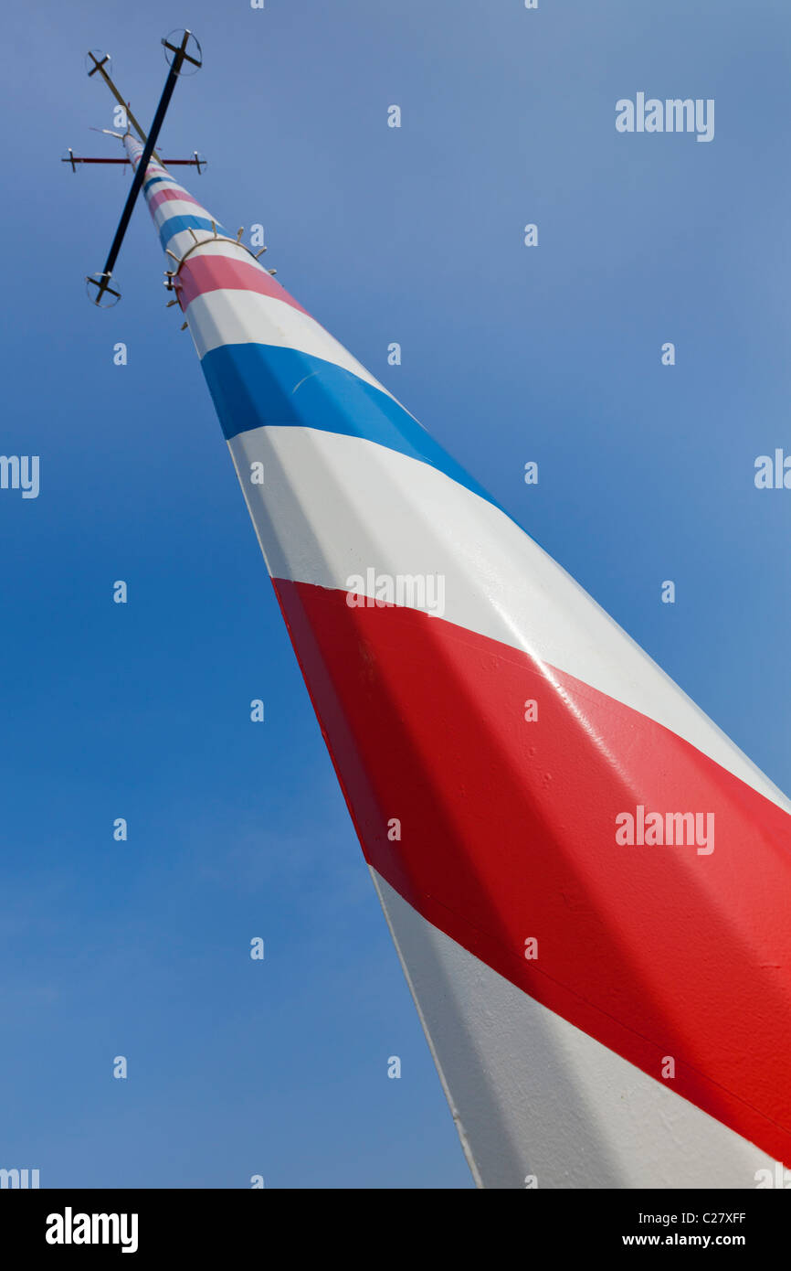 Neuen gestreiften Maibaum auf dem Dorfplatz grün Wellow Nottinghamshire England GB UK EU Europa Stockfoto
