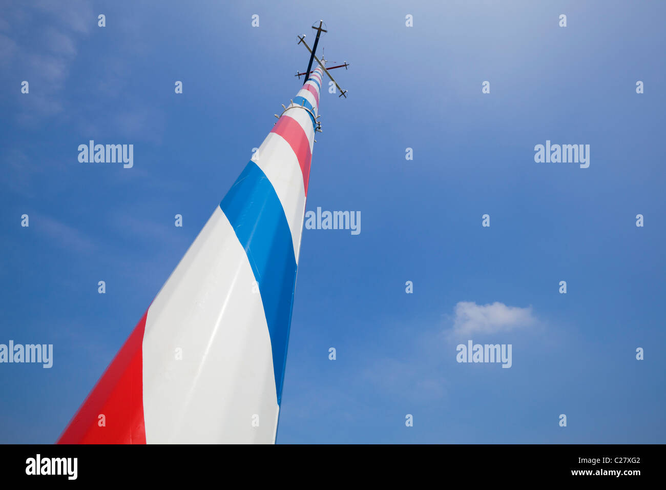 Neuen gestreiften Maibaum auf dem Dorfplatz grün Wellow Nottinghamshire England GB UK EU Europa Stockfoto