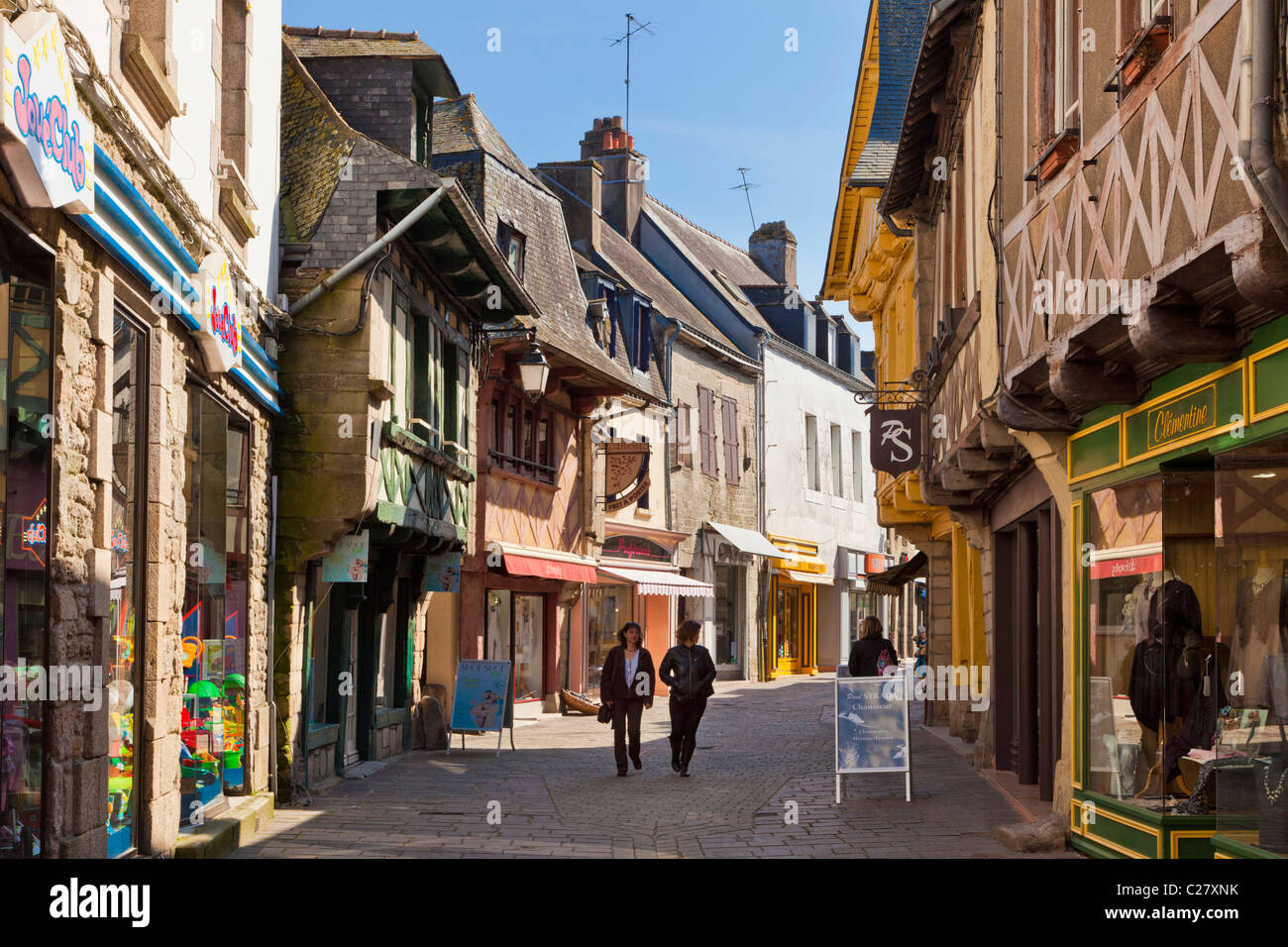 Bretagne, Frankreich - alten mittelalterlichen Straße mit Läden und Geschäften Pontivy, Morbihan, Bretagne, Frankreich, Europa Stockfoto