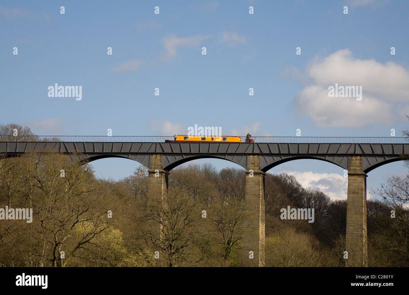 North Wales UK Narrowboat überqueren Pontcysyllte Aquädukt von Thomas Telford, Shropshire Union Kanals über den Fluss Dee Stockfoto