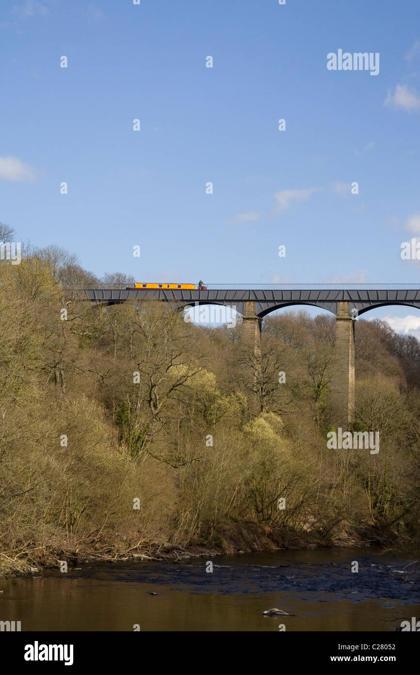 North Wales UK Narrowboat überqueren Pontcysyllte Aquädukt von Thomas Telford, Shropshire Union Kanals über den Fluss Dee Stockfoto