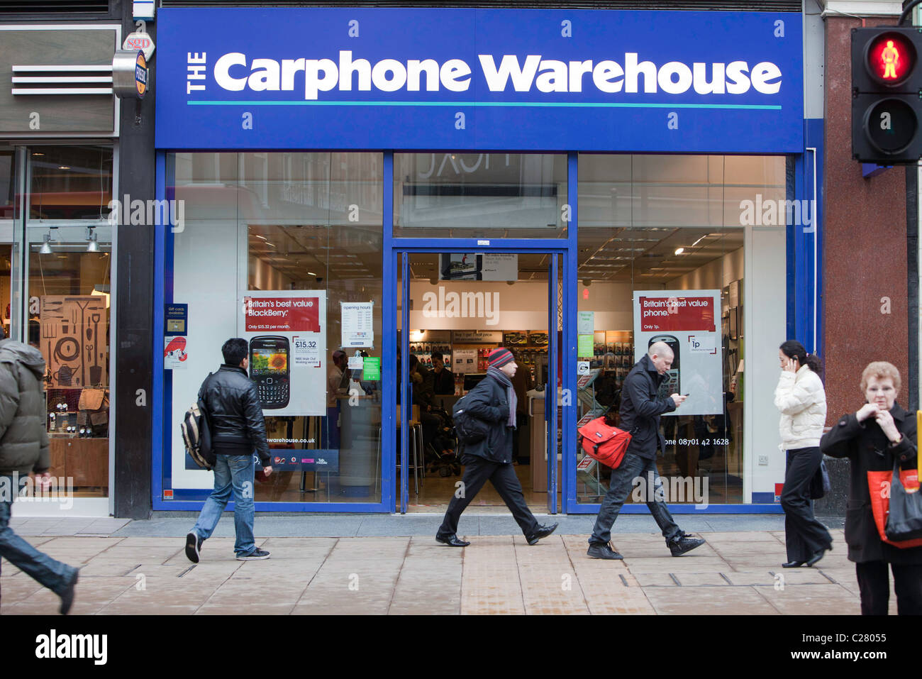 Käufer Fuß vorbei an der Ladenfront Carphone Warehouse, London. Stockfoto