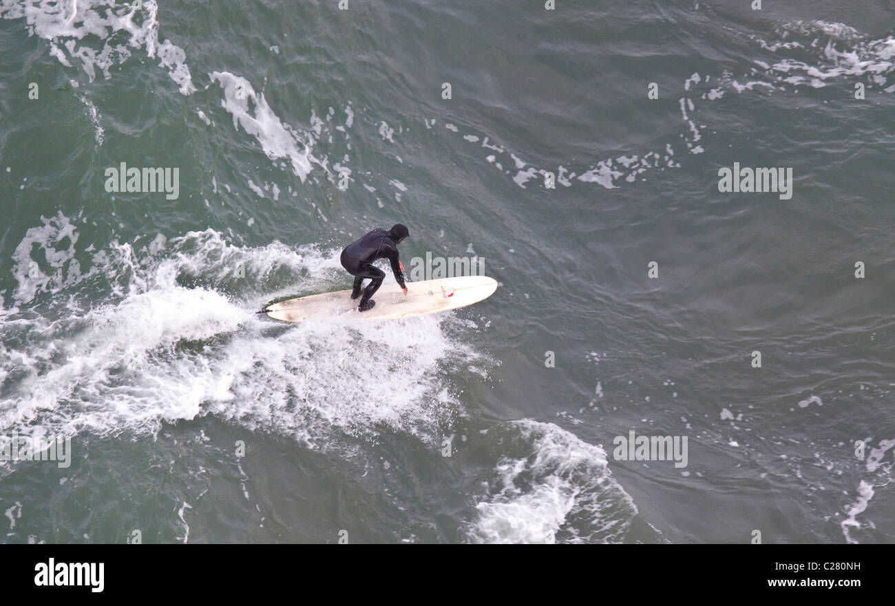 Aaerial Blick auf Surfer im Neoprenanzug eine Welle zu reiten. San Francisco Bay, Kalifornien, USA Stockfoto