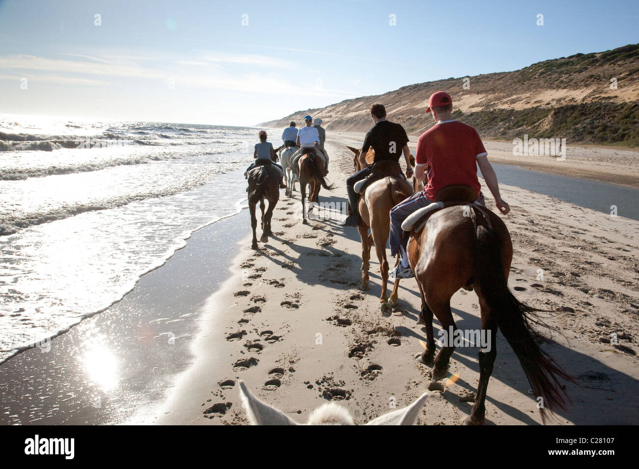 Menschen, die Reiten am Strand von Matalascañas, Donana Nationalpark, Andalusien, Spanien Stockfoto