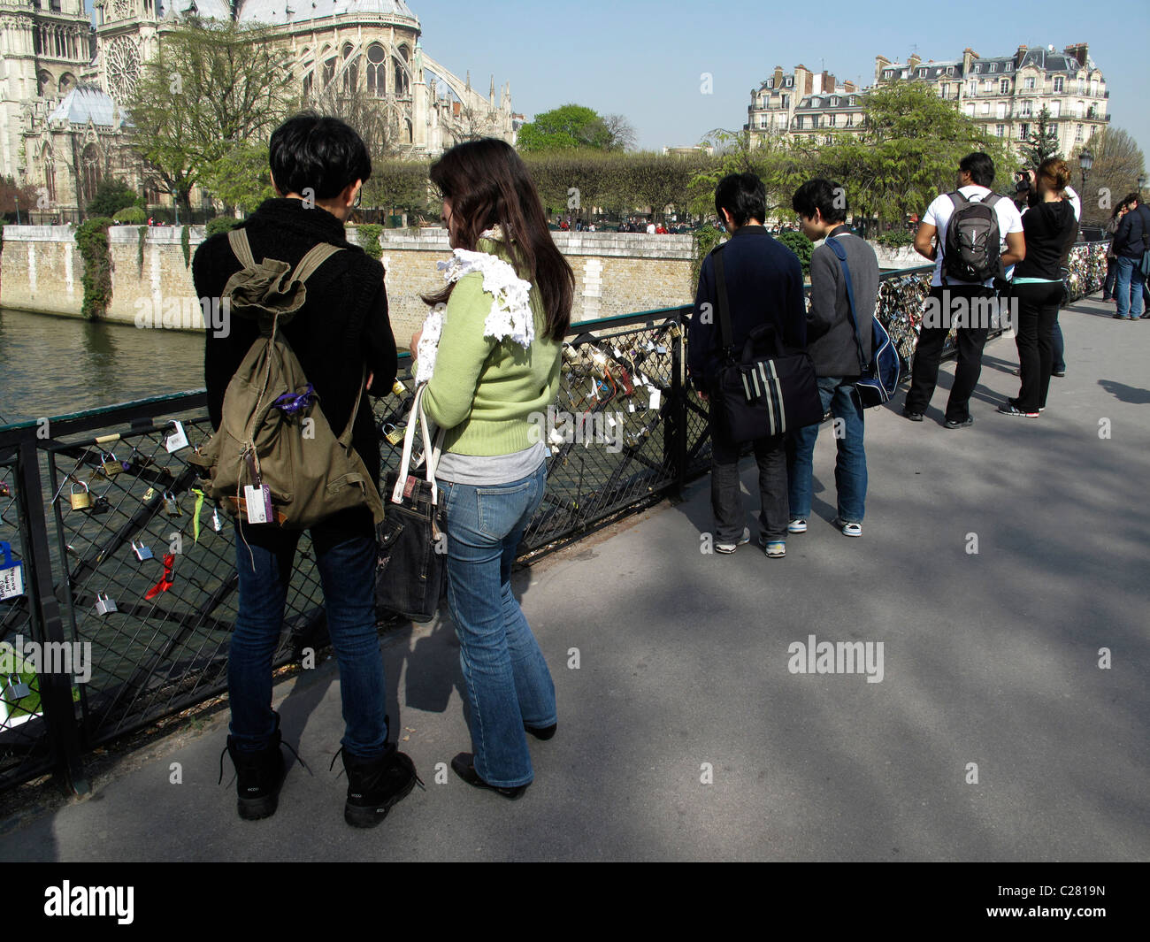 Liebe Vorhängeschloss an der Brücke Pont de l'Archeveche auf der Seine, Paris, Frankreich, Kathedrale Notre-Dame de Paris Stockfoto