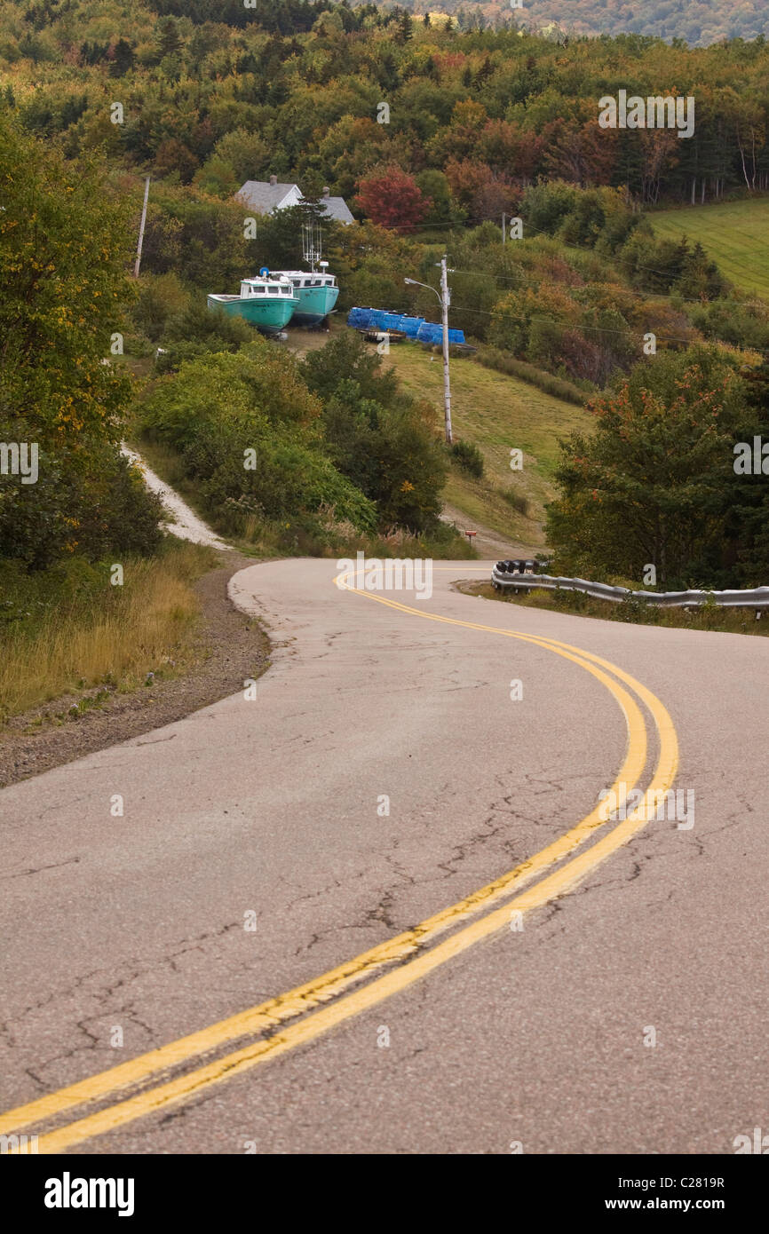 Gekrümmte Straße und Hummer Boote, in der Nähe von Fleisch Cove, Cape Breton, Nova Scotia, Kanada Stockfoto