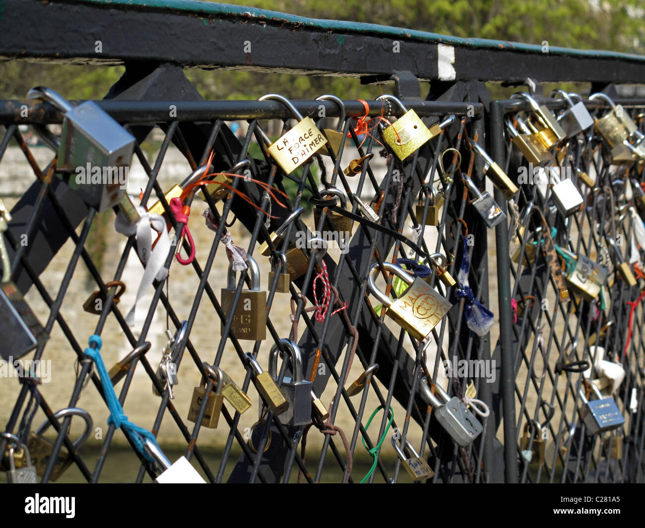 Liebe Vorhängeschloss an der Brücke Pont de l'Archeveche auf der Seine, Paris, Frankreich, Kathedrale Notre-Dame de Paris Stockfoto